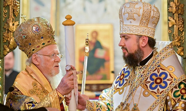 Przekazanie tomosu dla Kościoła na Ukrainie. Na zdjęciu patriarcha Bartłomiej oraz metropolita  kijowski Epifaniusz.