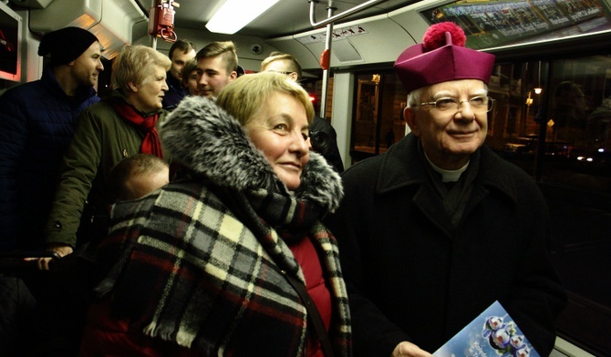 Abp Marek Jędraszewski trzeci raz kolędował z mieszkańcami Krakowa, jeżdżąc świątecznym tramwajem MPK