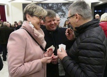 Małżonkowie Domowego Kościoła podczas spotkania opłatkowego w parafii św. Stanisława w Andrychowie.