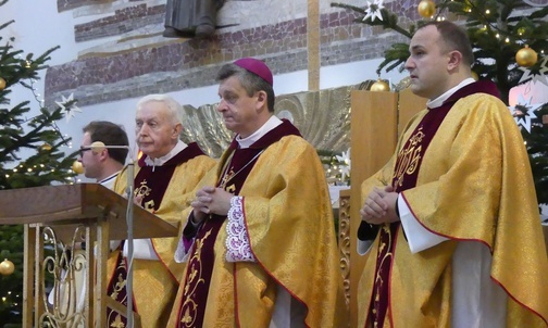 Bp Roman Pindel przewodniczył Mszy św. dla oazy rodzin. Z lewej ks. dziekan Stanisław Czernik, z prawej - ks Jacek Moskal, moderator diecezjalny wspólnoty.