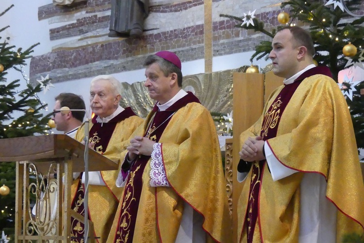 Bp Roman Pindel przewodniczył Mszy św. dla oazy rodzin. Z lewej ks. dziekan Stanisław Czernik, z prawej - ks Jacek Moskal, moderator diecezjalny wspólnoty.