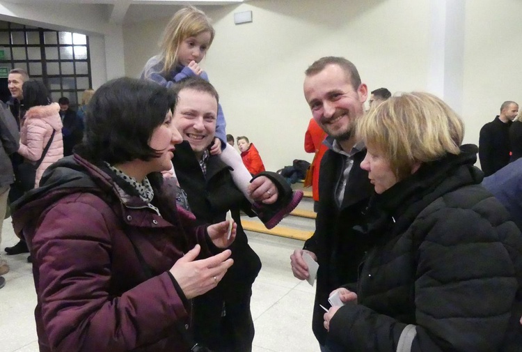 Bielsko-żywieccy małżonkowie Domowego Kościoła podczas spotkania opłatkowego w parafii św. Stanisława w Andrychowie.