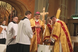 Bp Roman Pindel przewodniczy liturgii Wigilii Paschalnej w katedrze.