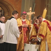 Bp Roman Pindel przewodniczy liturgii Wigilii Paschalnej w katedrze.