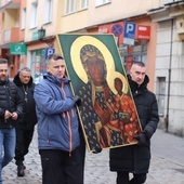 Grupę prowadziła ikona Matki Bożej Częstochowskiej.