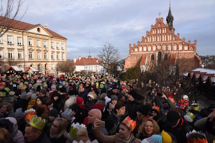 Plac przed bocheńską bazyliką zapełnił się królami.