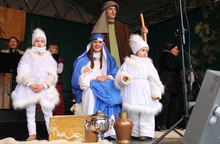 Święta Rodzina i aniołowie, czyli Elżbieta i Jakub Budzich z dziećmi: Bartusiem, Hanią i Marysią.