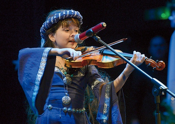 ▲	Anna Wieleńska z Akademii Młodych Talentów „Małe skrzypeczki” w Kielcach połączyła muzykę i śpiew w staropolskiej konwencji.