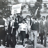 ▼	W ostatnim pożegnaniu nie mogło zabraknąć przedstawicieli płockiej Solidarności.