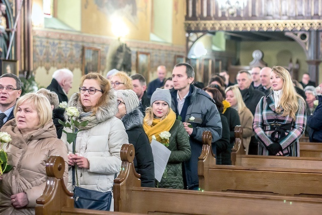 Msza św. rozpoczęła się procesją, podczas której wszyscy złożyli przed ołtarzem białe róże  jako znak gotowości  do zawierzenia.