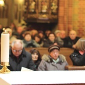 W coraz większej liczbie parafii wprowadza się adorację Najświętszego Sakramentu.