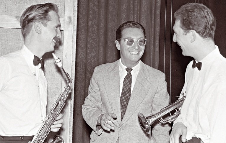 Leopold Tyrmand (w środku) z muzykami na Festiwalu Jazzowym. Sopot 1957.
