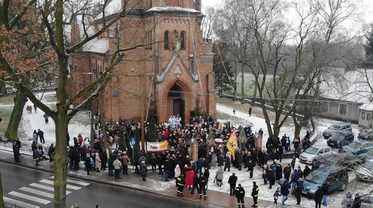 Orszak rozpoczął się przed kościołem parafialnym.