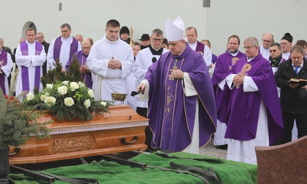 Modlitwom nad grobem ks. Sławomira Graniecznego w Pogwizdowie przewodniczył bp Piotr Greger.