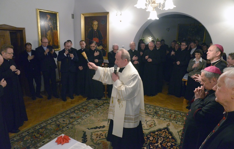 Ks. Mirosław Nowak, proboszcz parafii pw. św. Jana, pobłogosławił mieszkanie ordynariusza.
