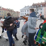 Polonez maturzystów na łowickim rynku