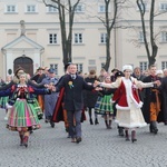 Polonez maturzystów na łowickim rynku