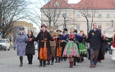 Polonez maturzystów na łowickim rynku