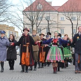 Polonez maturzystów na łowickim rynku