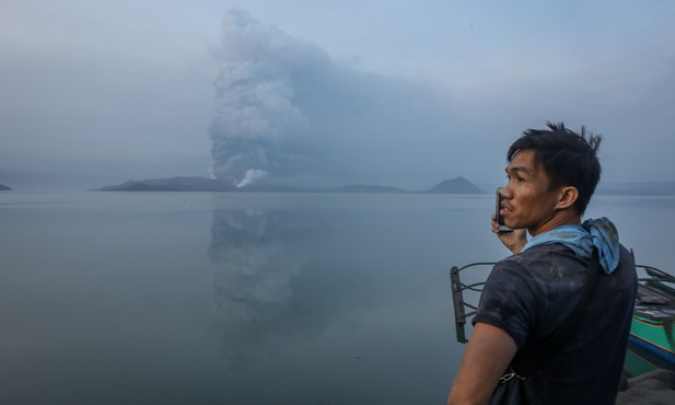Filipiny: Erupcja wulkanu Taal na wyspie Luzon