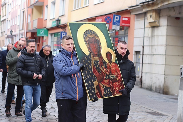 ▲	Grupę prowadziła ikona Matki Bożej Częstochowskiej.