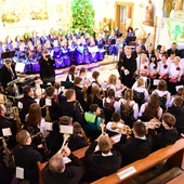 Kościół wypełnił się śpiewakami i muzykami.