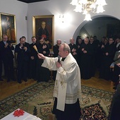 Ks. Mirosław Nowak, proboszcz parafii pw. św. Jana, pobłogosławił mieszkanie ordynariusza.