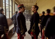 Główny bohater filmu „Oficer i szpieg”  mjr Picquart (Jean Dujardin) w rozmowie z kpt. Dreyfusem (Louis Garrel) przed jego aresztowaniem.