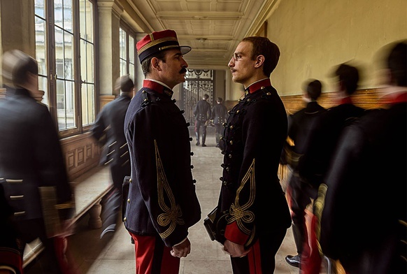 Główny bohater filmu „Oficer i szpieg”  mjr Picquart (Jean Dujardin) w rozmowie z kpt. Dreyfusem (Louis Garrel) przed jego aresztowaniem.