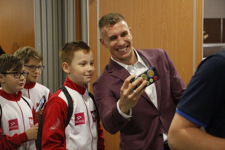 Młodzi sportowcy chętnie kolekcjonowali zdjęcia i autografy z mistrzami. Wśród nich był Piotr Lisek.