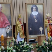 Przy ołtarzu ustawiono relikwiarze świętego biskupa i błogosławionej matki sióstr sercanek.