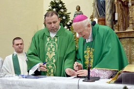 Moment podpisania przez biskupa stosownych dokumentów.