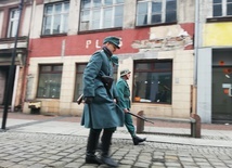 Mysłowice. Żołnierze na ulicach miasta. Powstaje film o więzieniu i obozie pracy Rosengarten