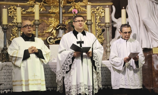Na zakończenie wspólnie błogosławili zgromadzonych w kościele (od lewej:) ks. kan. Jacek Gracz, ks. Marcin Brzóska i ks. prał. Stefan Sputek