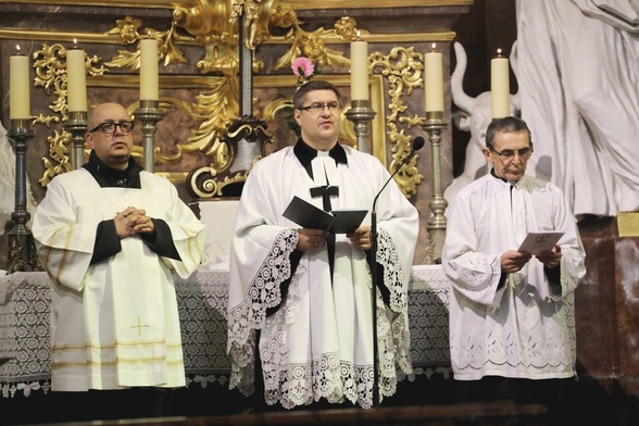 Na zakończenie wspólnie błogosławili zgromadzonych w kościele (od lewej:) ks. kan. Jacek Gracz, ks. Marcin Brzóska i ks. prał. Stefan Sputek