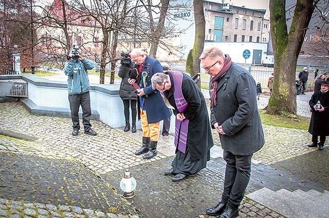 Ingemar Klos (od lewej), ks. Robert Chudoba i Tomasz Włoczyk ze społecznego komitetu obchodów Tragedii Górnośląskiej.
