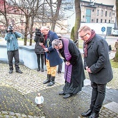 Ingemar Klos (od lewej), ks. Robert Chudoba i Tomasz Włoczyk ze społecznego komitetu obchodów Tragedii Górnośląskiej.