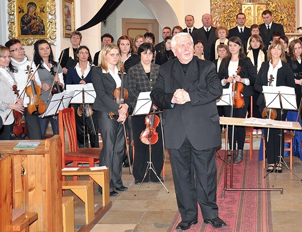 Ks. Jerzy Kowolik podczas jednego z koncertów z orkiestrą Symphonia Rusticana.