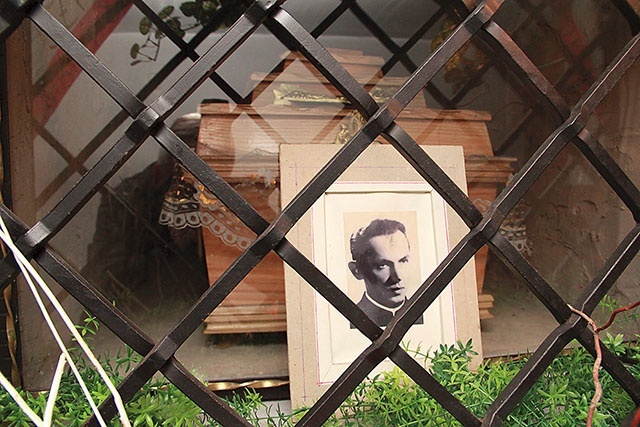 Ciało o. Górszczyka od 1993 roku złożone jest w kaplicy na pisarzowskim cmentarzu.