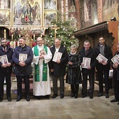 Laureaci medalu św. Stanisława w starobielskim kościele.