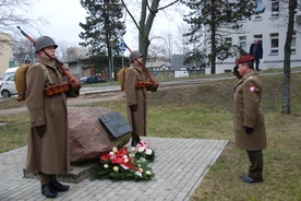 W Skierniewicach kwiaty złożono w miejscu stracenia powstańców.