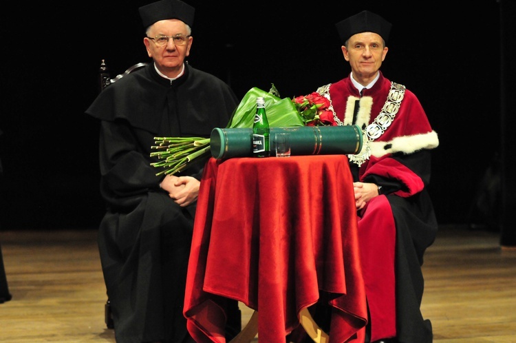 Abp Budzik otrzymał doktorat naukowy na UP