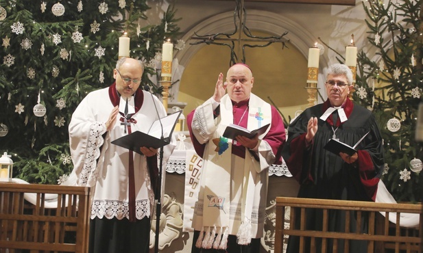 Biskupi (od lewej): Adrian Korczago, Piotr Greger i Marian Niemiec wspólnie udzielili zgromadzonym w kościele błogosławieństwa.