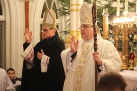 Biskupi M. Milewski i M. Karol Babi udzielili wspólnie błogosławieństwa.