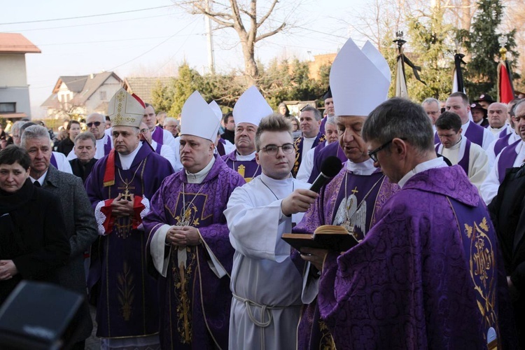 Czterech biskupów sprawowało Mszę św. pogrzebową ks. Marka Kręciocha.