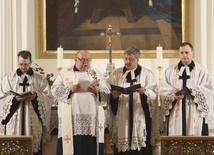 We wspólnej modlitwie i błogosławieństwie wzięli udział proboszczowie (w środku): ks. kan. Wiesław Bajger i ks. radca Piotr Wowry.