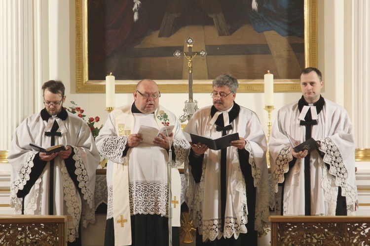 We wspólnej modlitwie i błogosławieństwie wzięli udział proboszczowie (w środku): ks. kan. Wiesław Bajger i ks. radca Piotr Wowry.