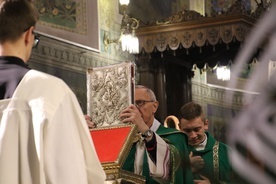 Biskpu płocki udzielił zgromadzonym w katedrze błogosławieństwa ewangeliarzem.