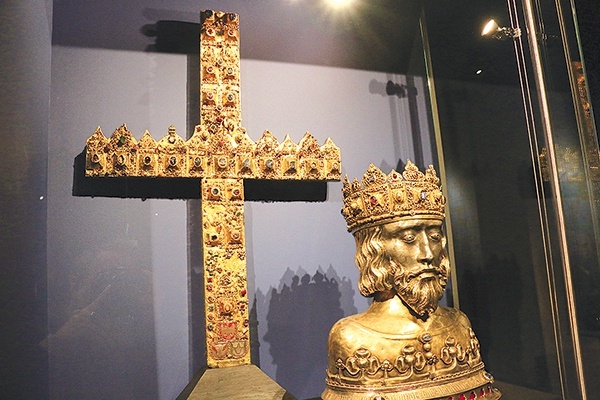 ▲	Krzyż z diademów ze skarbca katedry wawelskiej i relikwiarz św. Zygmunta z Muzeum Diecezjalnego są jednymi ze skarbów epoki Piastów, które można oglądać na wystawie.