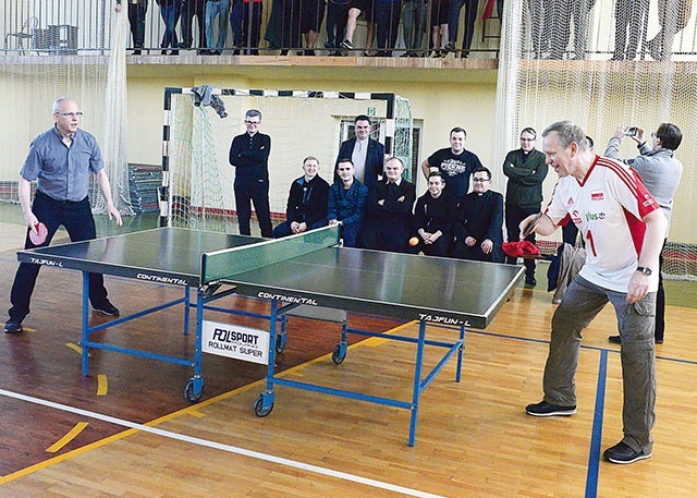 ▲	Turniej rozpoczął mecz bp. Piotra Turzyńskiego (z prawej) z ks. Jarosławem Wojtkunem.